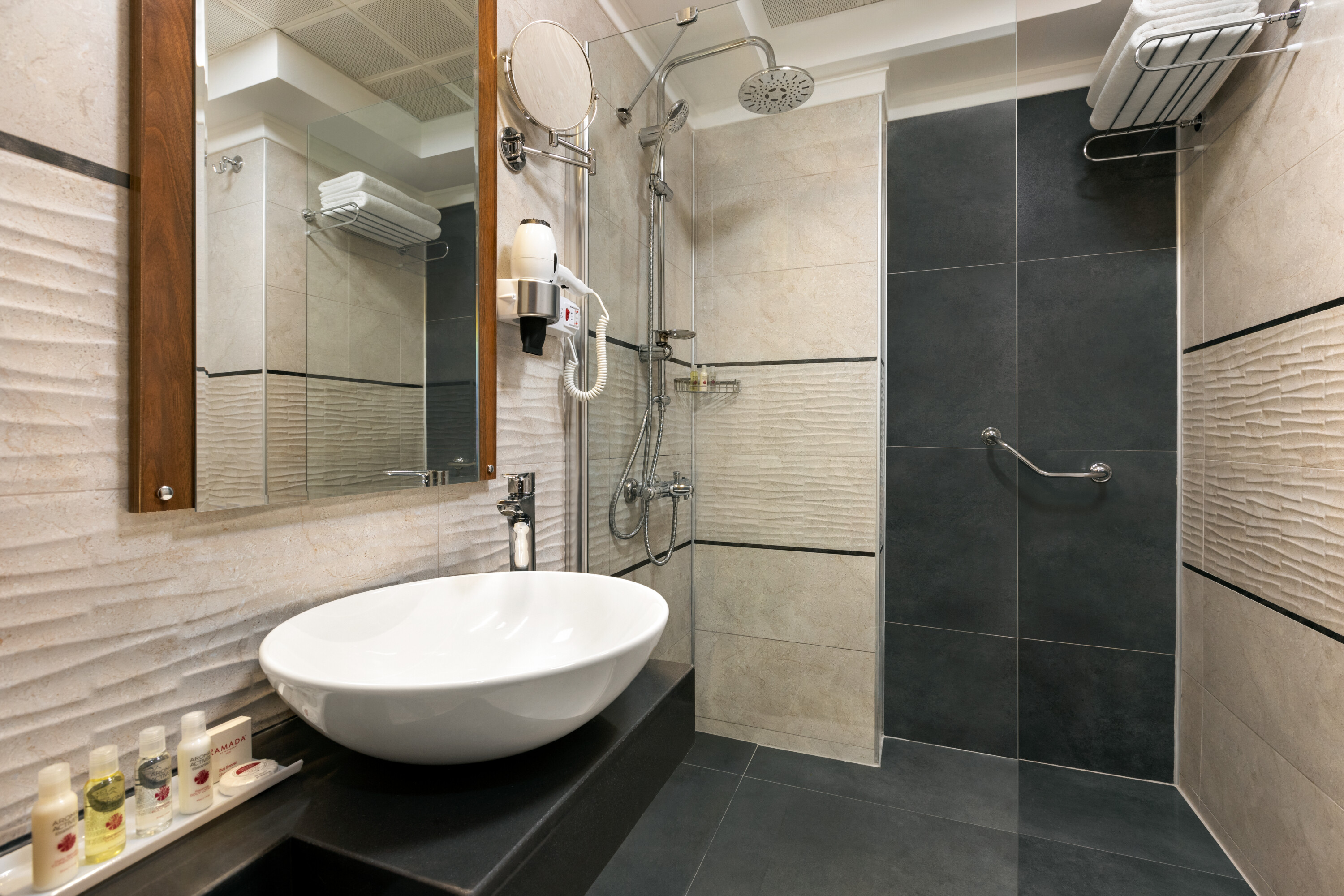 Standard Twin Bed Room Bathroom